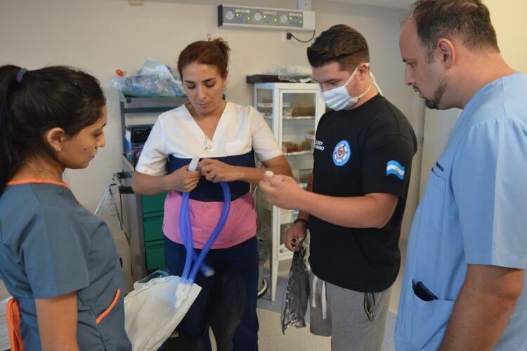 Gerónimo Cabrera (21) comprueba la efectividad de la válvula en un respirador