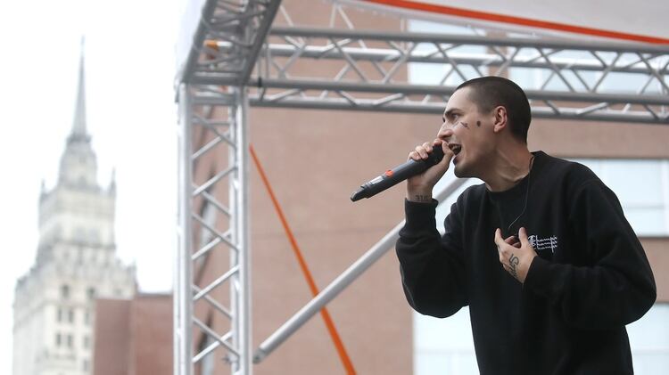 El rapero ruso FACE también participó en la protesta (REUTERS/Maxim Shemetov)