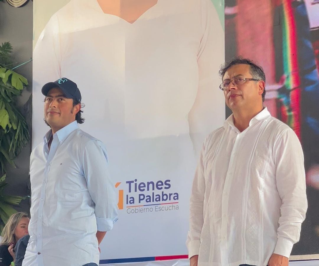 Nicolás Petro Burgos con su padre en un foro. Instagram.