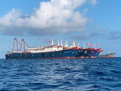 Los buques chinos en el arrecife de Whitsun el 27 de marzo (Guardia Costera de Filipinas/National Task Force-West Philippine Sea via REUTERS)