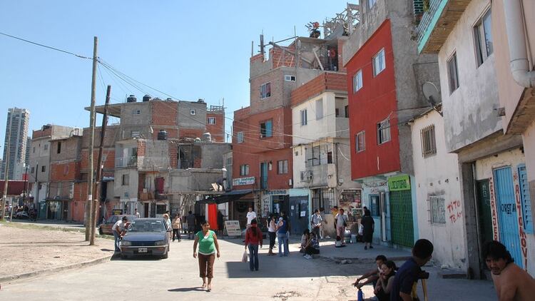 La canasta que mide la línea de la pobreza aumentó un punto menos que la inflación de los últimos doce meses 