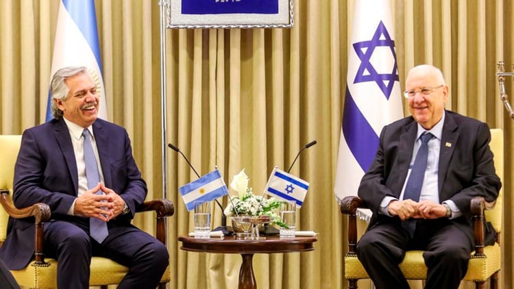 Alberto Fernández sonríe junto a Reuven Reuvlin, presidente de Israel