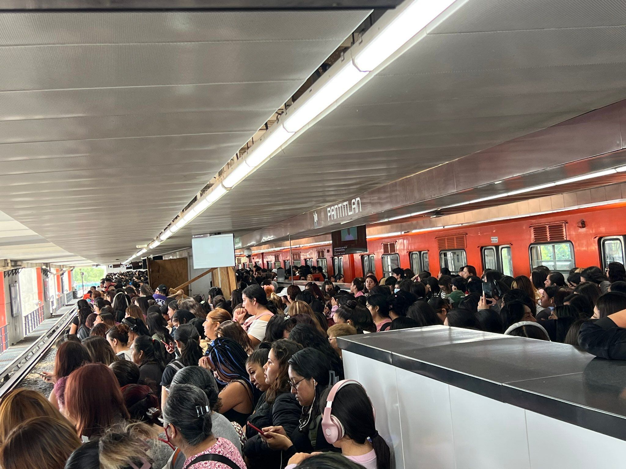 Se continúan reportando aglomeraciones en la Línea 9 del Metro CDMX (Twitter/ 
@nahui30)