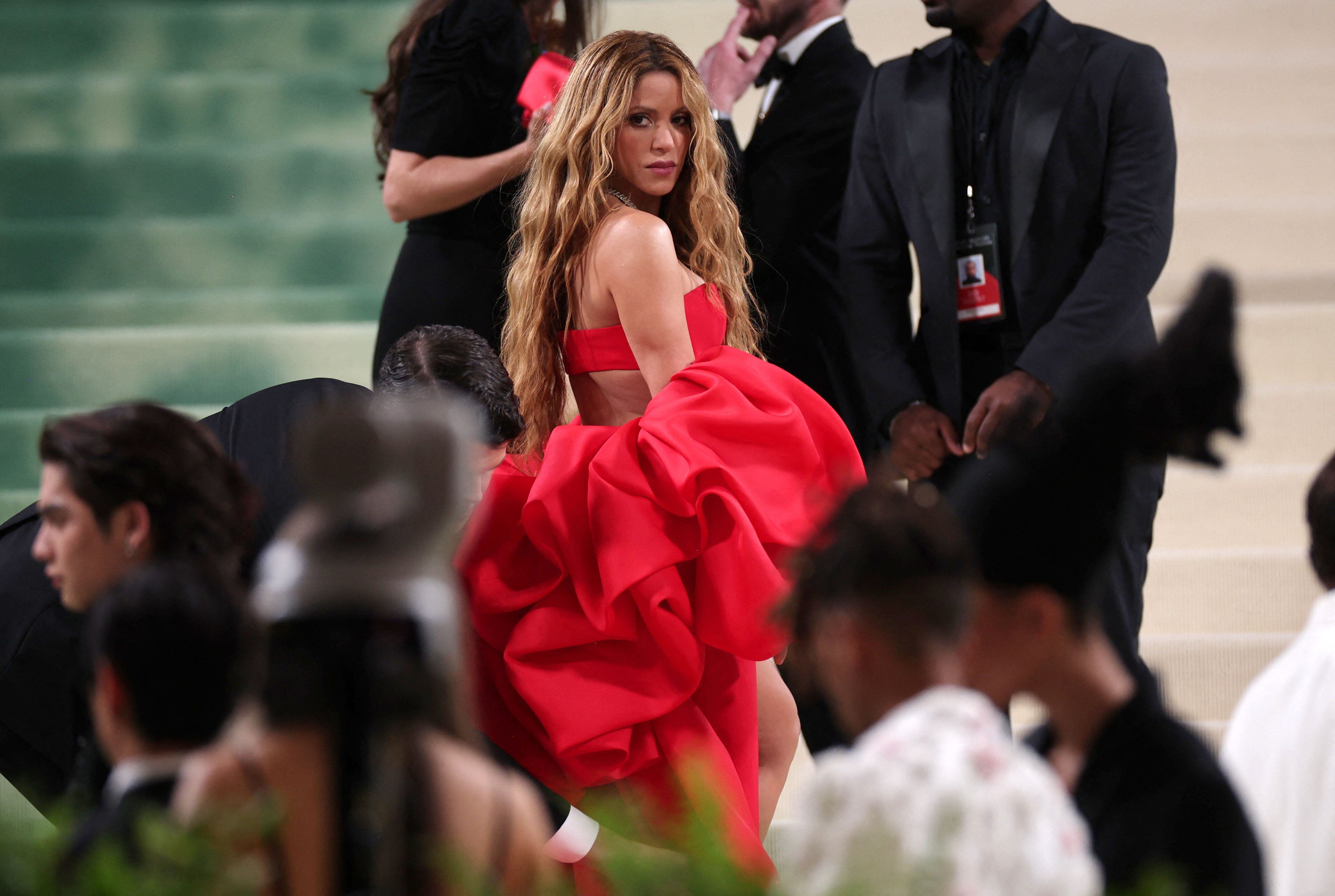 Shakira habría elegido cuidadosamente la capa que llevó en forma de flor para cumplir con la temática de la Met Gala - crédito Carlos Barria/Reuters