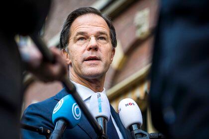 El primer ministro saliente de Países Bajos, Mark Rutte, condenó este lunes como "inadmisibles" los disturbios de este fin de semana en varias ciudades neerlandesas contra el toque de queda por la pandemia (EFE/EPA/LEX VAN LIESHOUT)
