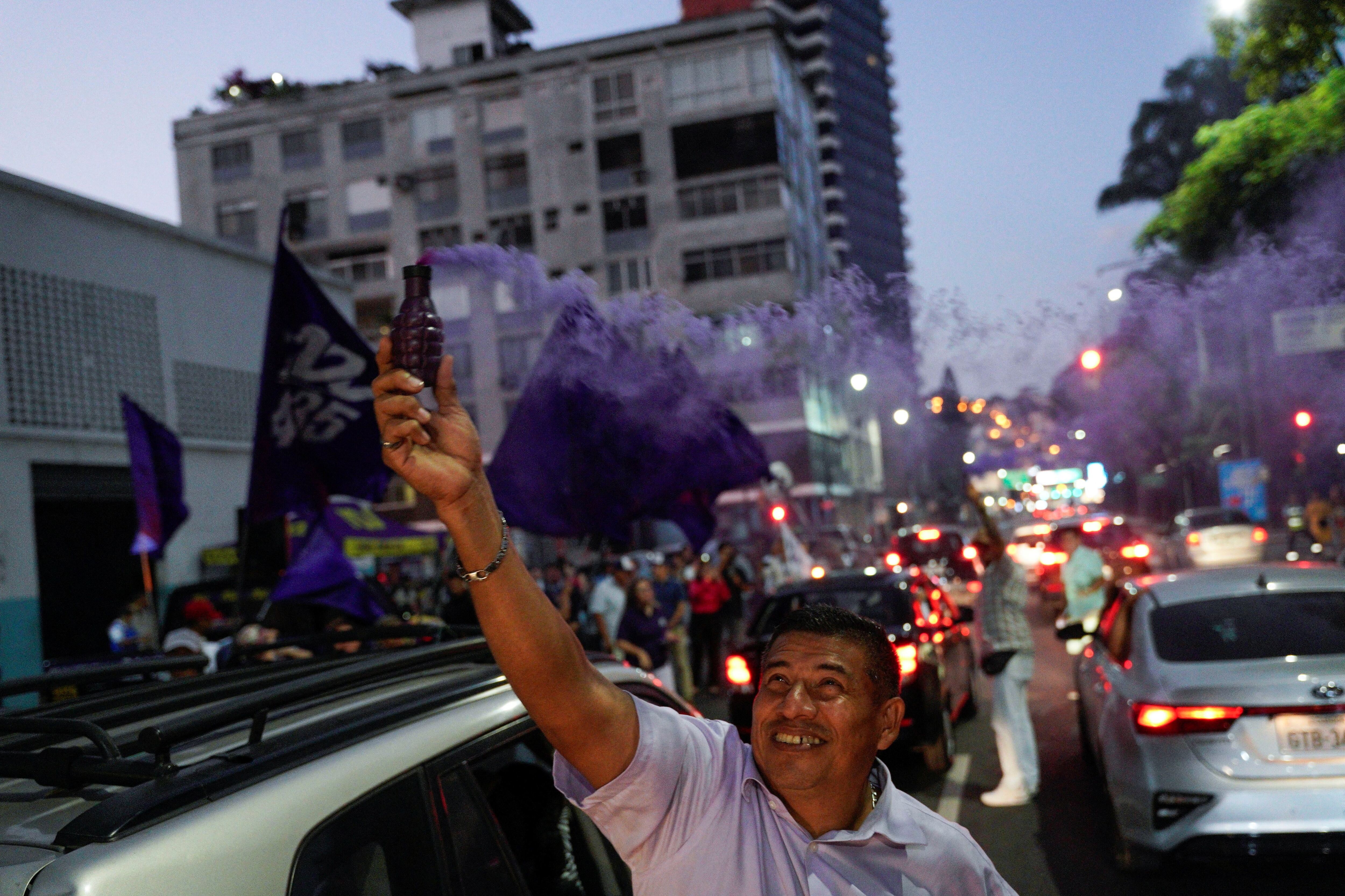 Los simpatizantes de Daniel Noboa celebran los resultados en los comicios de Ecuador, en Guayaquil. (REUTERS/Santiago Arcos)
