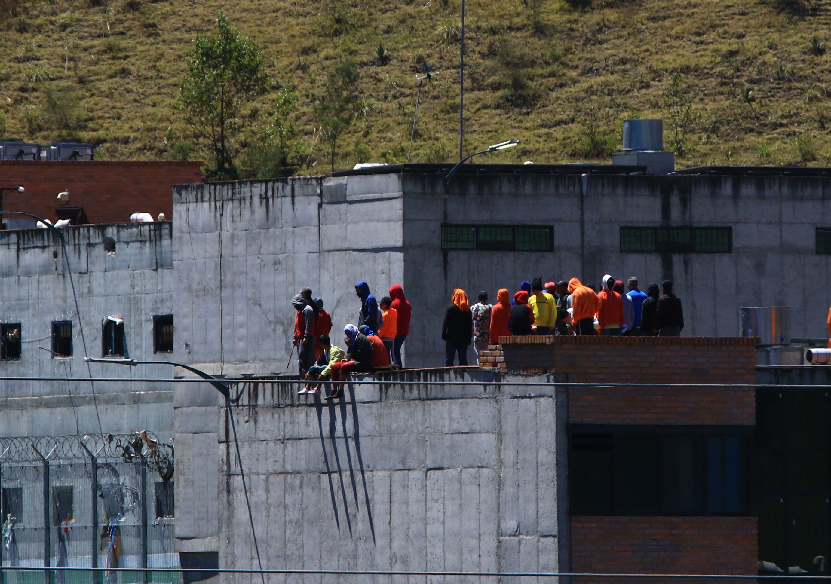 Presos se toman los techos de la cárcel de Turi, en la ciudad de Cuenca. (EFE/Robert Puglla)
