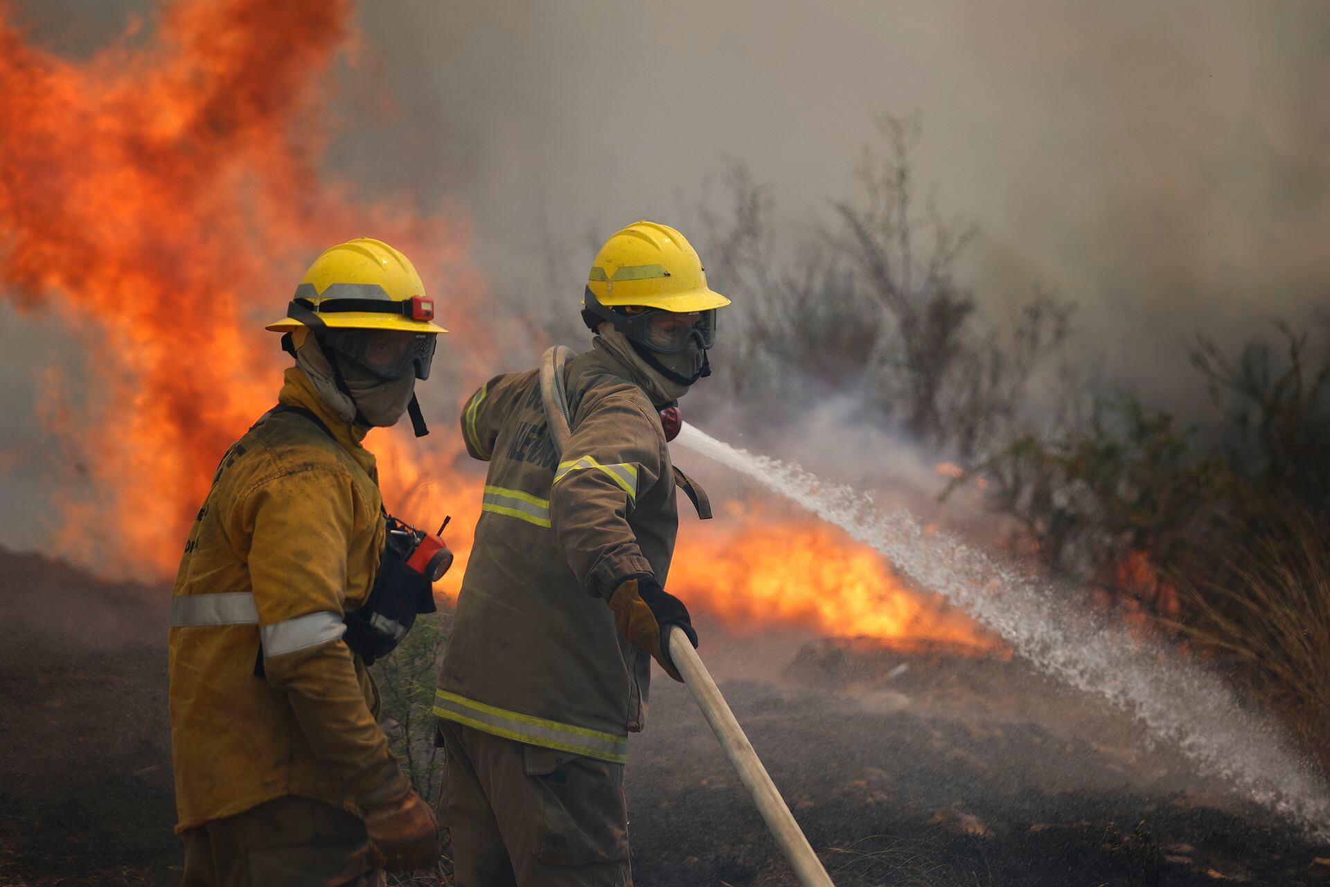 Las llamas avanzaron sobre zonas urbanas en Córdoba