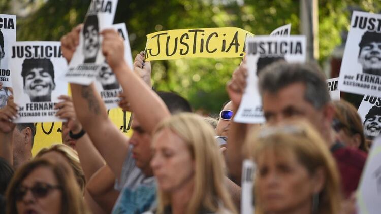 Postal de una convocatoria realizada frente al boliche Le Brique para pedir justicia (Diego Medina)