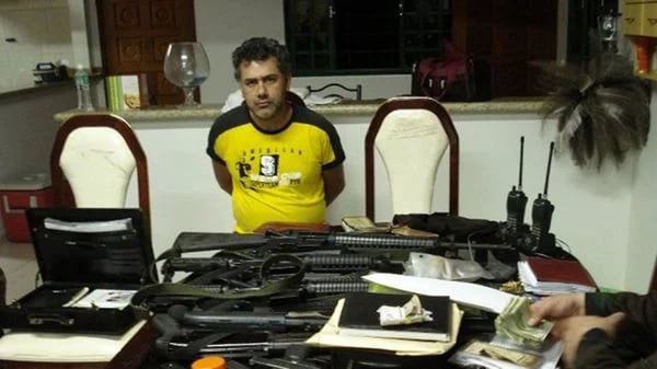 Jarvis Chimenes Pavao, el presunto jefe de Palma en Paraguay, al ser arrestado con su arsenal.