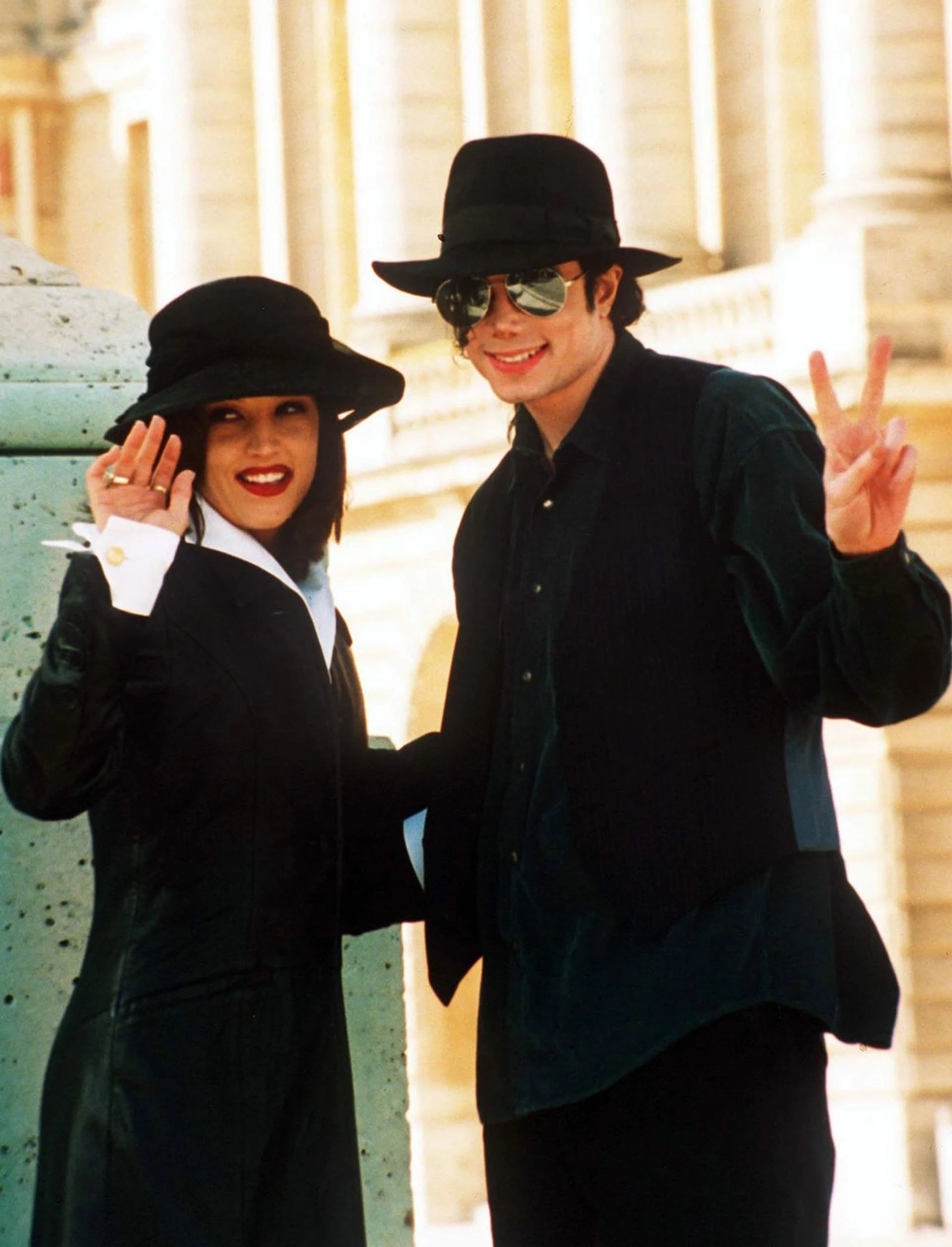 Michael Jackson y su esposa Lisa Marie Presley saludando a los fotógrafos en su visita al Palacio de Versailles (Septiembre de 1994)