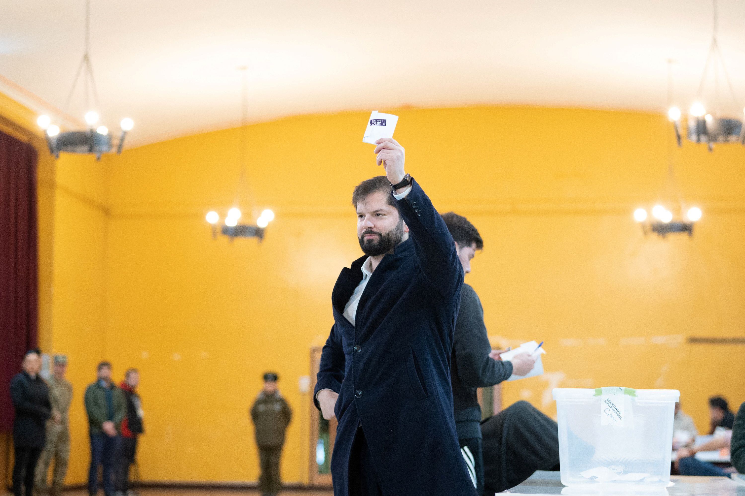 Gabriel Boric votó en Punta Arenas (Chilean Presidency/Handout via REUTERS)