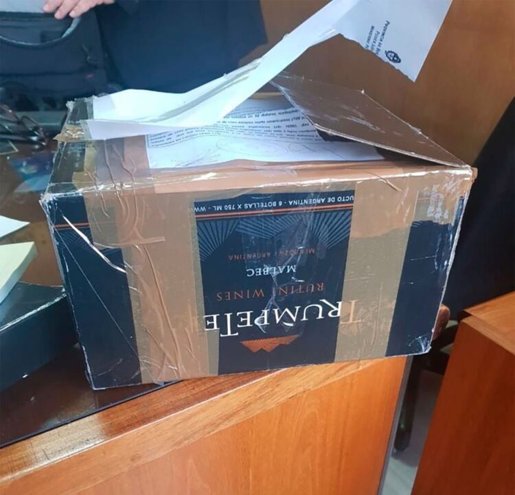 La caja de vinos donde se encontraba la enorme cantidad de dinero