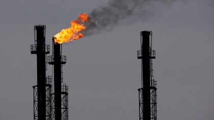 Chimeneas en una refinería de gas y petróleo (EFE)