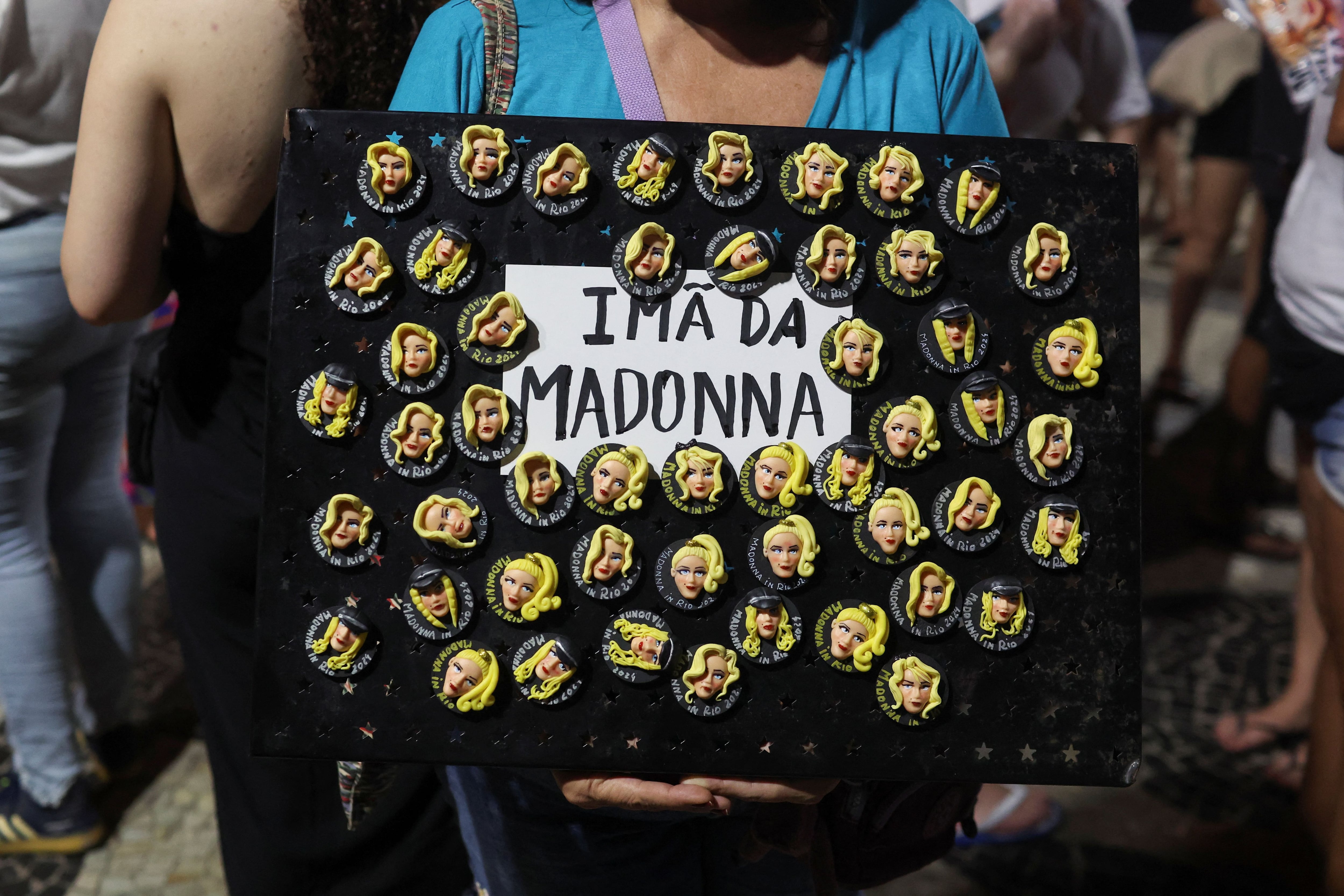 Souvenirs con la cara de Madonna en miniatura (Foto/REUTERS/Pilar Olivares)