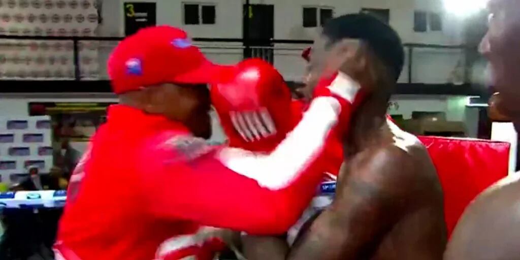 Escandalosa pelea en Sudáfrica: un entrenador golpeó brutalmente al boxeador rival
