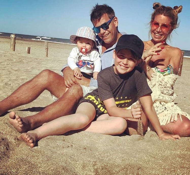 La actriz con sus hijos y su novio (Instagram)