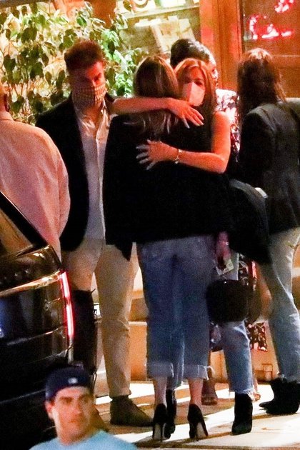 Salida con amigos. Jennifer Aniston disfrutó de una comida con sus seres queridos en un exclusivo restaurante de Los Ángeles. A pesar de llevar tapabocas, al momento de despedirse la actriz no pudo evitar hacerlo con abrazos