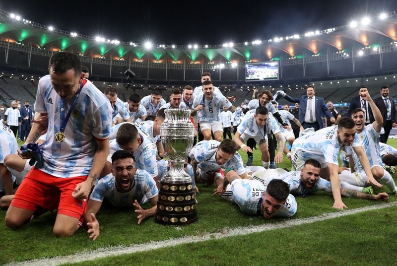 Foto de archivo de la selección de Argentina celebrando con el trofeo tras ganar la Copa América 2021. Estadio Maracaná, Río de Janeiro, Brasil. 10 de julio de 2021.REUTERS/Amanda Perobelli