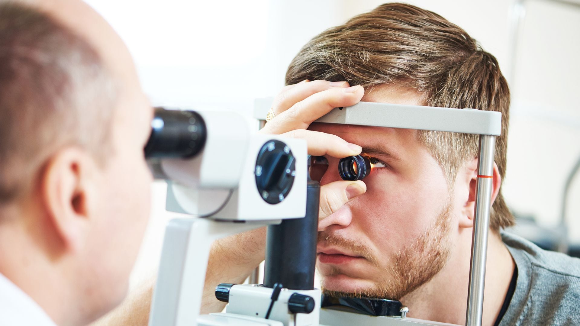 Parte de la razón por la que te pueden doler los ojos es que cuando estás pegado a la pantalla parpadeas mucho menos (iStock)