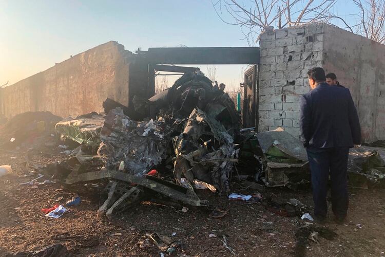 En la imagen, restos de un avión ucraniano que se estrelló poco después de despegar en las afueras de Teherán, Irán, el 8 de enero de 2019. (AP Fotos/Mohammad Nasiri)