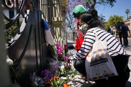 Cartas, flores y fotos, el homenaje de los uruguayos en las puertas de la residencia de Tabaré Vázquez