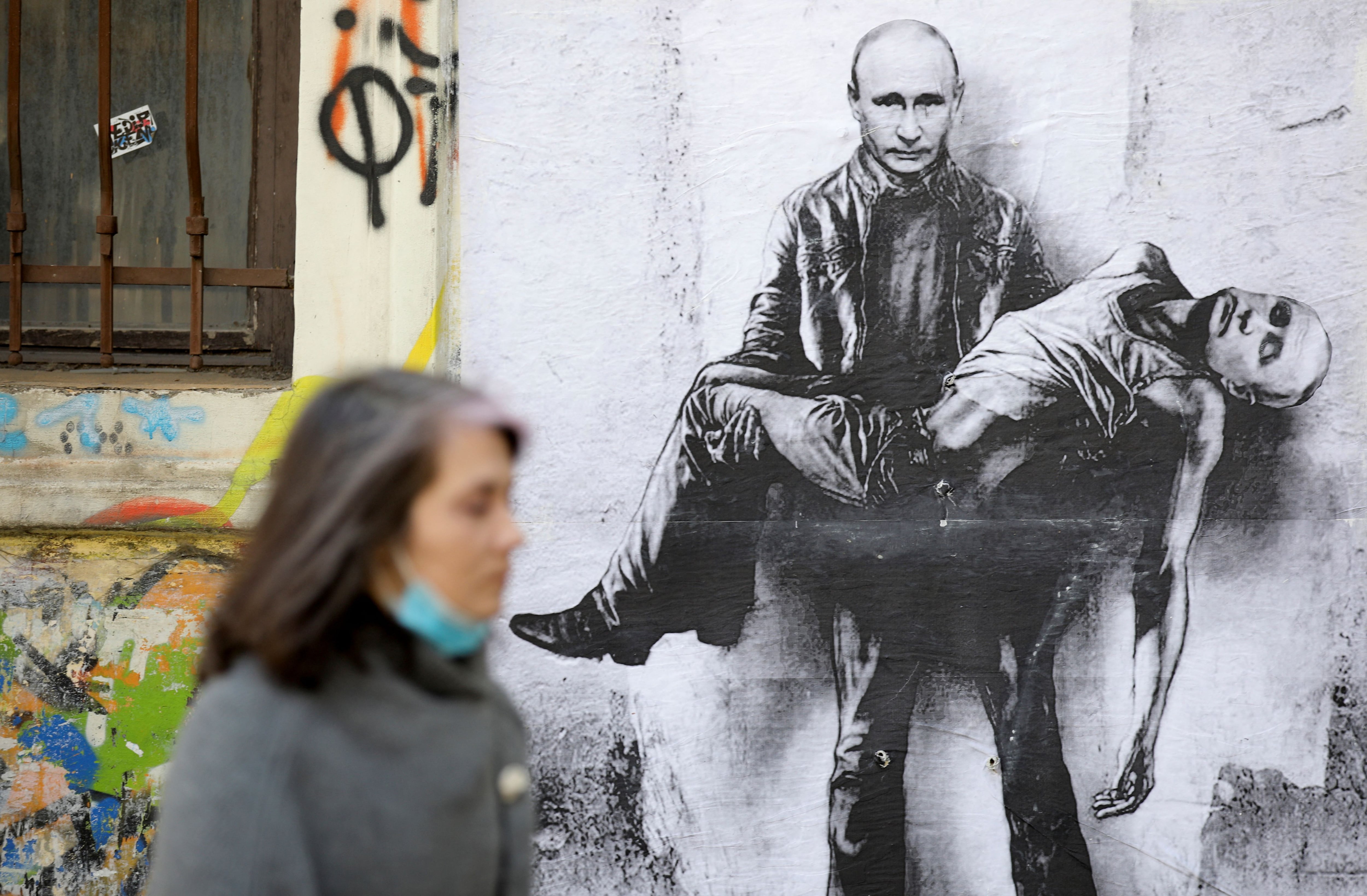 La interpretación de un artista callejero de Sofia, Bulgaria, de la situación en que se encuentra Vladimir Putin tras el fracaso en la toma de Kiev. REUTERS/Spasiyana Sergieva  