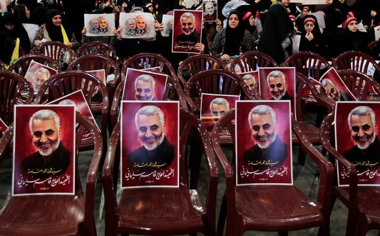 Un retrato del fallecido Qasem Soleimani, jefe de la élite de la Fuerza Quds, se ve en sillas durante una ceremonia de funeral para llorar por su muerte, en los suburbios de Beirut, Líbano, 5 de enero de 2020 (Foto: Reuters)