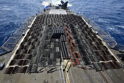 Las armas ilícitas incautadas por el crucero de misiles guiados USS Monterrey entre el 6 y 7 de mayo (Foto de la Marina de los Estados Unidos)