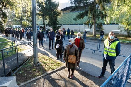 Personas hacen fila para recibir la vacuna de AstraZeneca en Zagreb, Croacia -  REUTERS/Antonio Bronic