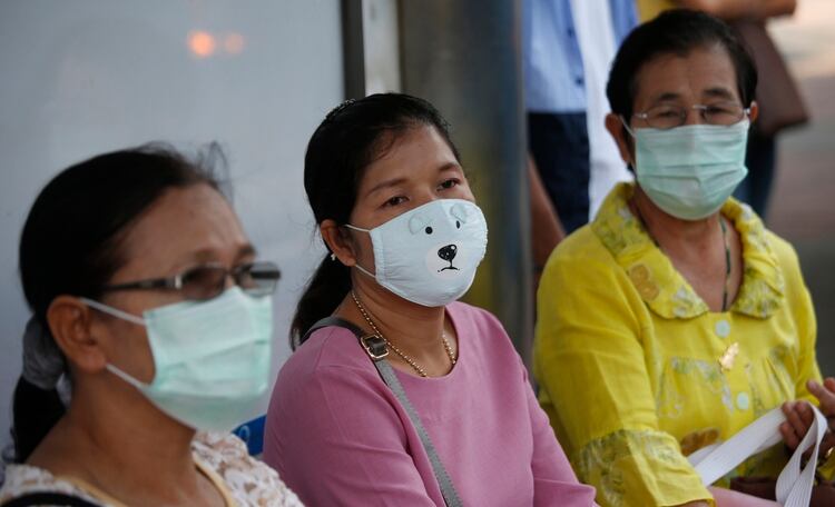 En las calles de Bangkok es muy frecuente ver gente con mascarillas. (AP Foto/Sakchai Lalit)