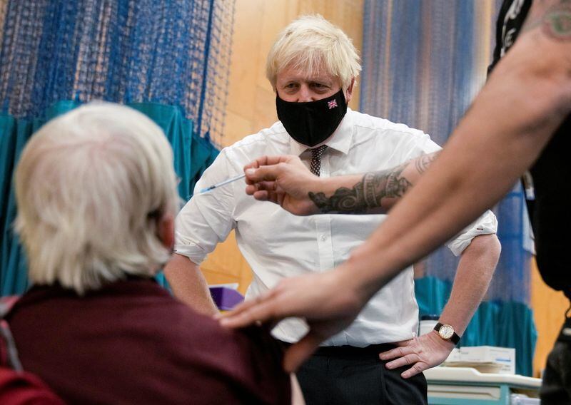 Foto del viernes del Primer Ministro británico Boris Johnson visitando un centro de vacunacion para el COVID-19 en Londres. Oct 22, 2021.  Matt Dunham/Pool via REUTERS