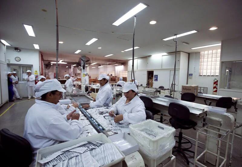 FOTO DE ARCHIVO: Empleados trabajan en una fábrica en Buenos Aires, Argentina September 18, 2019. Picture taken September 18, 2019.  REUTERS/Agustin Marcarian