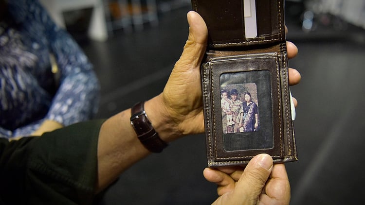 La billetera que el oficial argentino que él tomó prisionero le regaló años después de la guerra, y donde él lleva la foto de su familia que lo acompañó durante el conflicto de 1982 (Gustavo Gavotti)