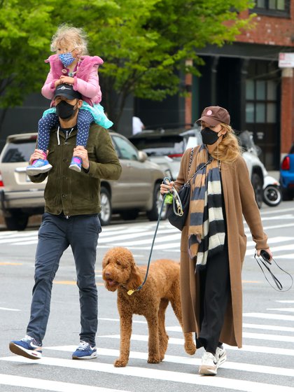Salida familiar. Ryan Reynolds y Blake Lively disfrutaron de un paseo por las calles de Nueva York junto a su hija y su mascota. Él cargó a la pequeña sobre sus hombros mientras que ella llevó a su perro de la correa