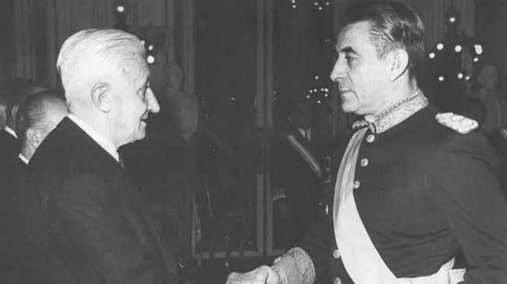 25 de mayo de 1966. El presidente Illia saluda al golpista Pistarini que pocos días después participará de su derrocamiento