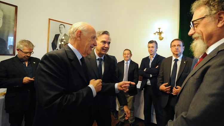 El ex ministro compartiÃ³ un desayuno con los senadores peronistas