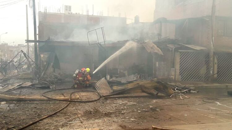 Un bombero trabaja para controlar el incendio en las afueras de Lima 
