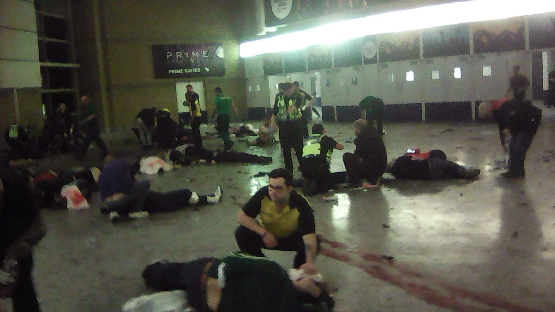 Personal de emergencia atiende a los heridos en el estadio, momentos después de la explosión suicida