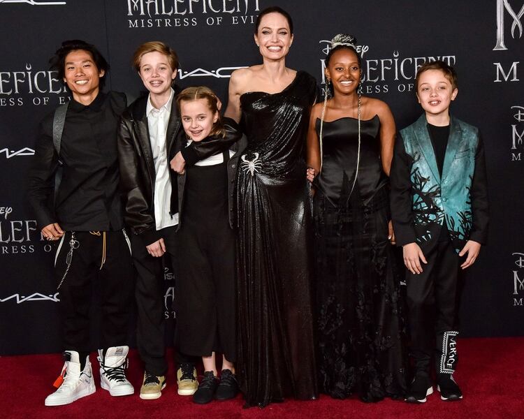 Angelina Jolie y sus hijos en la premiere de 