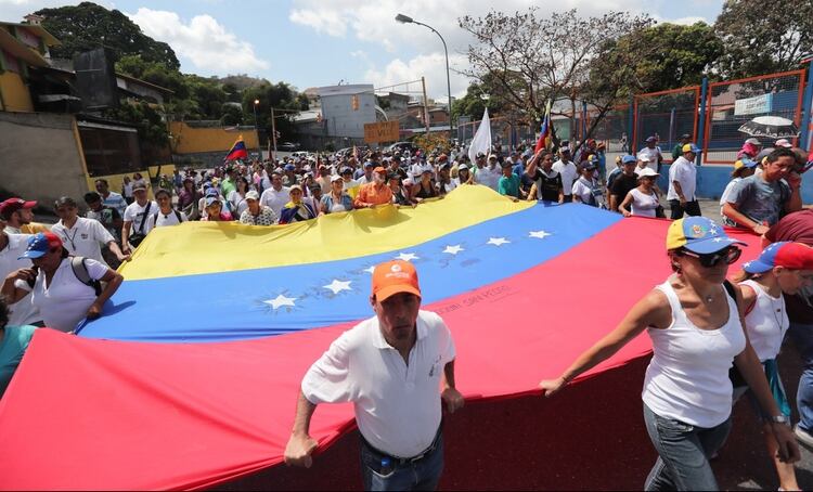 Venezolanos protestan este lunes en el barrio Santa Mónica de Caracas (EFE/ Raúl Martínez)