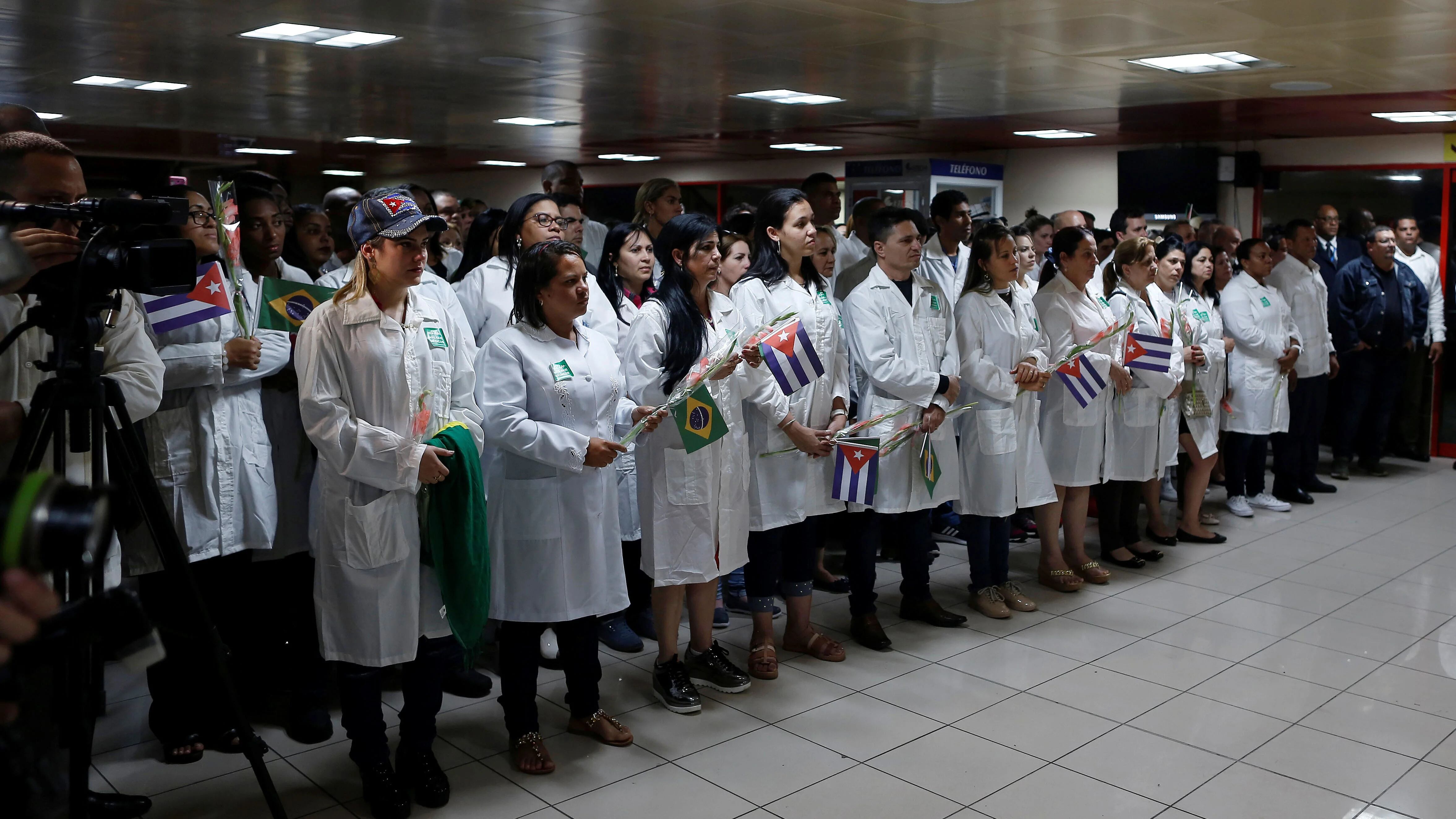 Foto de archivo ilustrativa de un grupo de médicos cubanos tras su llegada a La Habana desde Brasil, en noviembre de 2018 (Reuters)