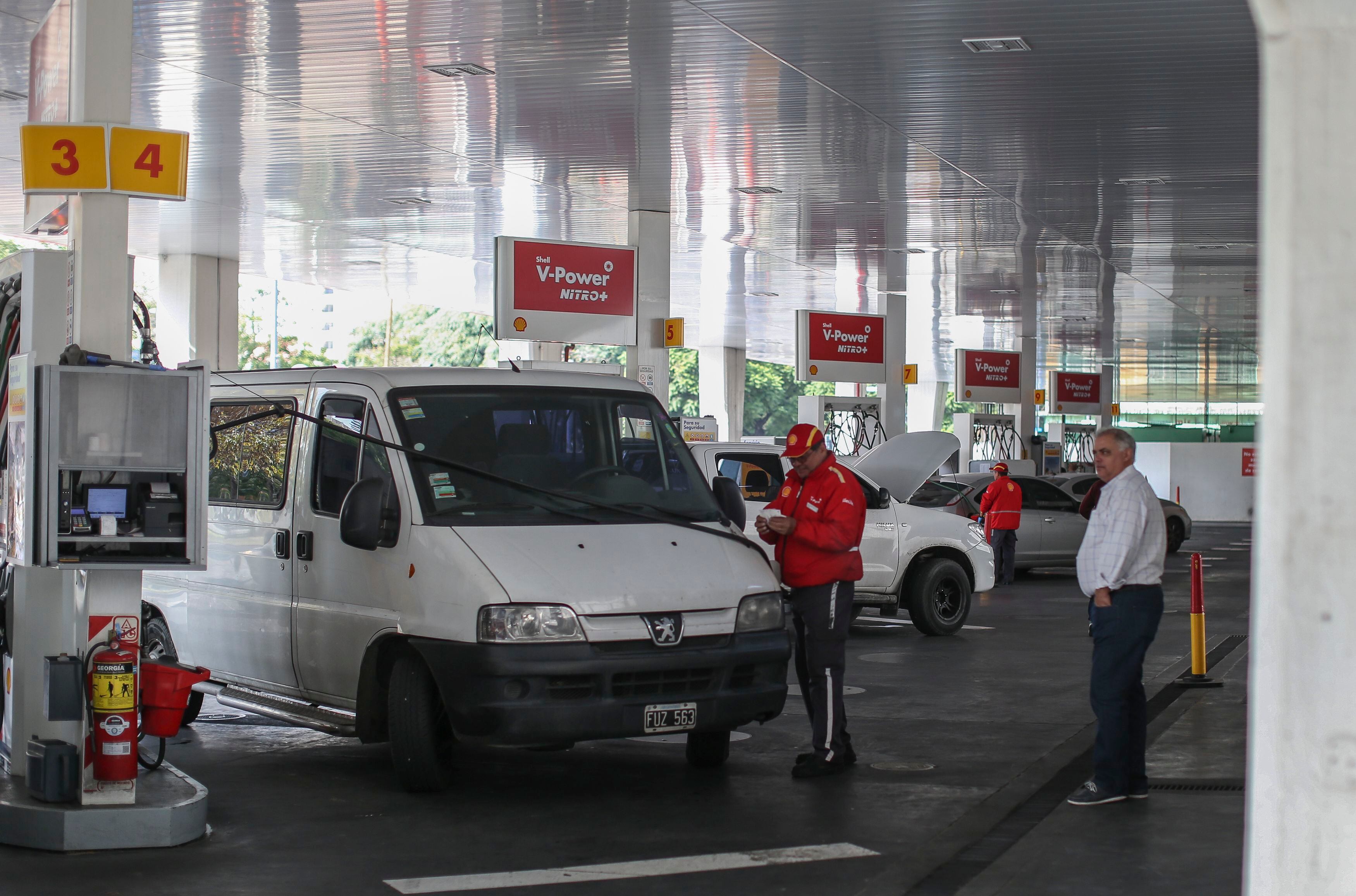 Conductores de vehículos se surten de combustible en una estación de servicio en Buenos Aires (Argentina). Foto de archivo. EFE/David Fernández
