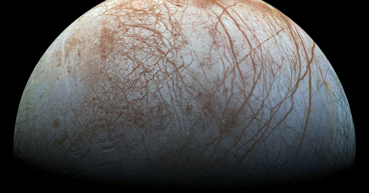 La sonda espacial Juno compartió una imagen de su máximo acercamiento a Europa, una de las lunas de Júpiter