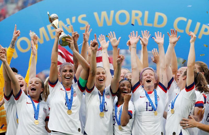 Foto de archivo de las integrantes de la selección femenina de fútbol de EEUU celebrando tras ganar el Mundial de Francia. Jul 7, 2019 REUTERS/Bernadett Szabo
