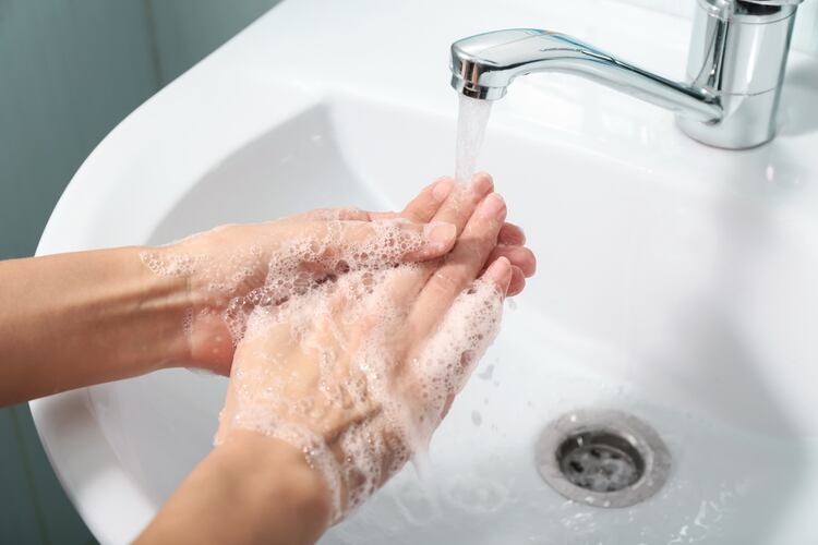 Un lavado efectivo debe durar al menos por 20 segundos y en ambas caras de la mano, frotando las áreas entre los dedos, alrededor de las uñas y entre los anillos