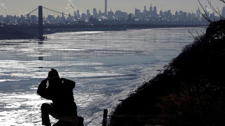 Una mujer en el Hudson River, con el puente Washington y la ciudad de Nueva York (REUTERS/Mike Segar)