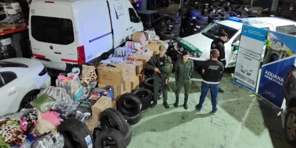Gendarmería allanó un inmueble en Córdoba e incautó mercadería de contrabando, cubiertas, vehículos y dinero en efectivo