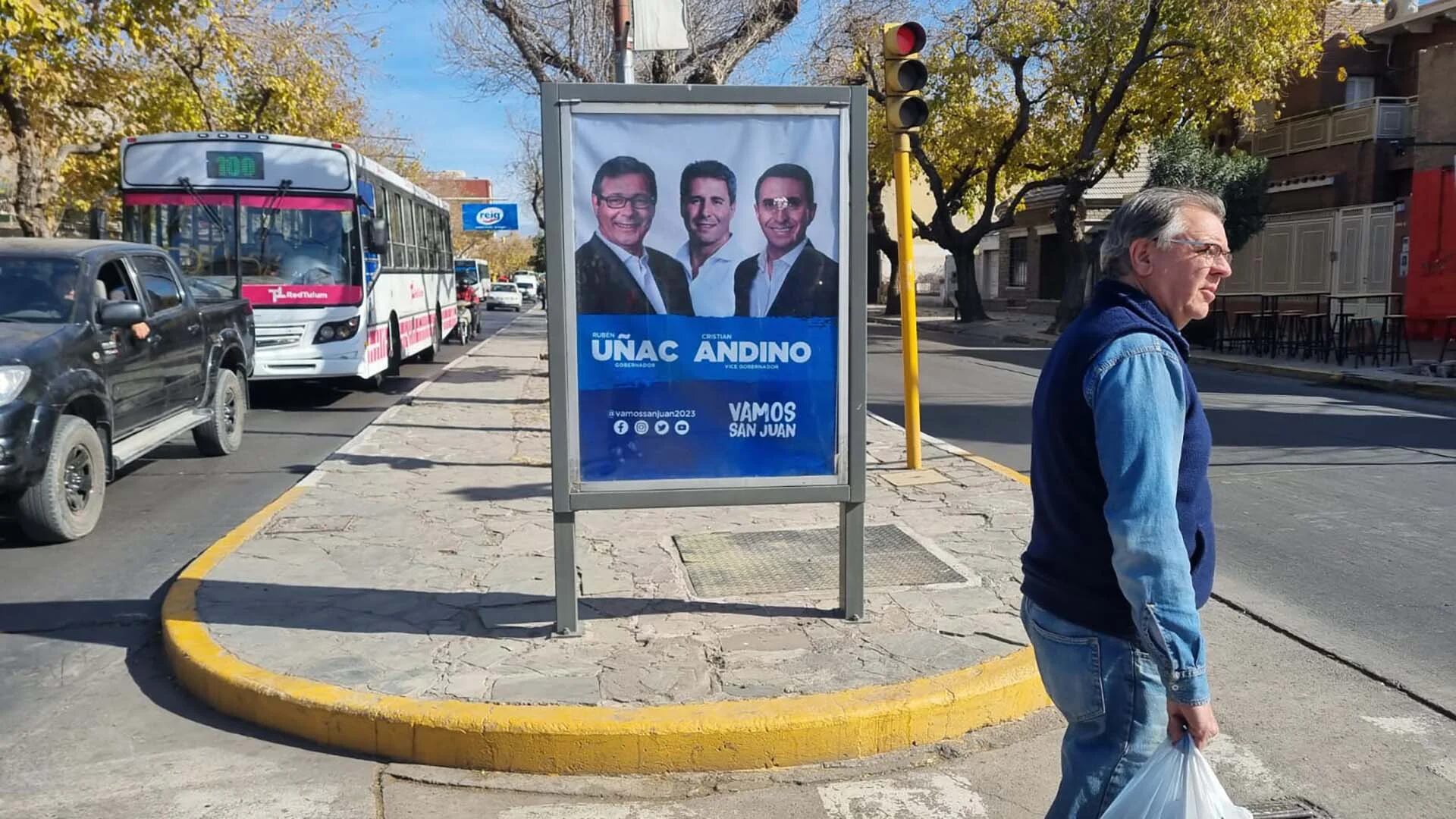 Cartelería de campaña. Sergio Uñac, entre su hermano Rubén y el candidato a vicegobernador
