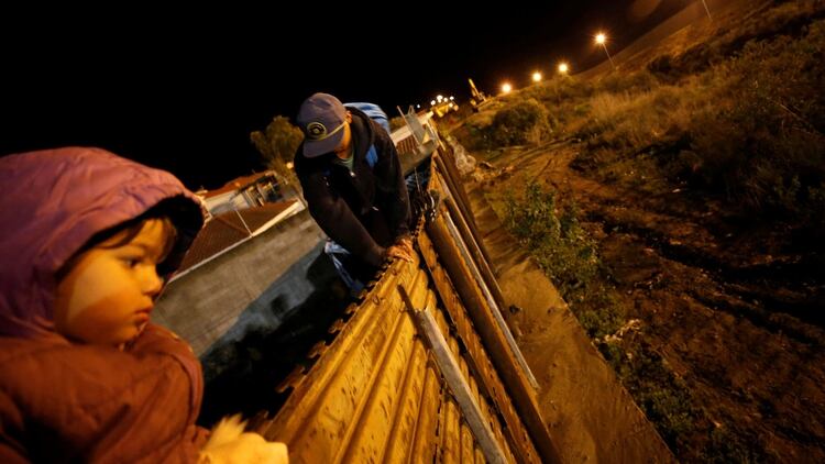 Migrantes atraviesan la frontera de manera irregular. (Foto: REUTERS)